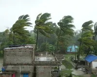 ریمال طوفان کی وجہ سے بنگال میں دو ہلاک، کولکتہ میں پبلک ٹرانسپورٹ متاثر